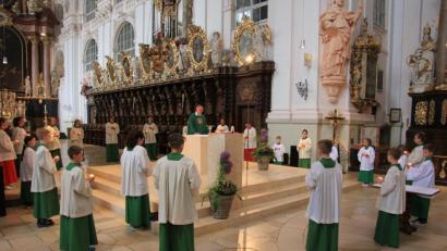 Bild: kro
Während der Wandlung versammelten sich alle Ministranten um den Altar.