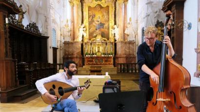 Bild: do
Nach dem coronabedingten Aus feiert in der Klosterkirche Speinshart die Kultur ihr Comeback. Mit einem Konzert für Oud (Fadhel Boubaker) und Kontrabass (Tobias Schmitt) trifft die Begegnungsstätte dabei eine gute Wahl.
