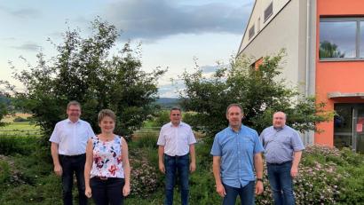 Bild: amö
An der Spitze der Gemeinschaftsversammlung stehen (von links) die Bürgermeister Martin Prey als Vorsitzender und Sonja Meier als Stellvertreterin. Mit auf dem Bild (von rechts) VG-Geschäftsstellenleiter Anton Brand sowie die Bürgermeister Josef Pretzl und Norbert Eckl.
