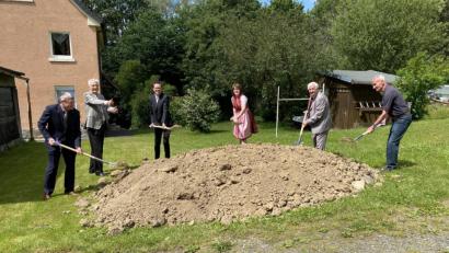 Bild: Eichl
Der symbolische Spatenstich für den Neubau: Bankdirektor Jürgen Schnappauf (Raiffeisenbank Floß), Dr. Emil Lehner und Uwe Reil (SHL Architekten), Vorstandsvorsitzende Marika Mauerer, Bürgermeister a.D. Fred Lehner und der stellvertretende Aufsichtsrat der Baugenossenschaft, Hans Lindner (von links).