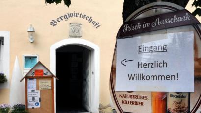 Bild: ass
Spätestens zum 31. Juli ist Schluss. Dann endet der Pachtvertrag der Kirchenverwaltung Mariahilfberg mit Familie Erras, was die Bergwirtschaft angeht. Ungeachtet dessen hat die Interessengemeinschaft (IG) Unser Berg Klage beim Verwaltungsgericht eingereicht, um doch noch einen Bürgerentscheid zu erwirken.