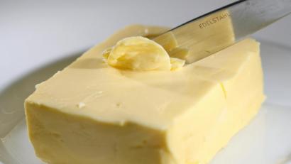 Symbolbild: David-Wolfgang Ebener/dpa
Die Sennereigenossenschaft Hatzenstädt aus dem österreichischen Niederndorferberg nahe der deutschen Grenze ruft Butter zurück.