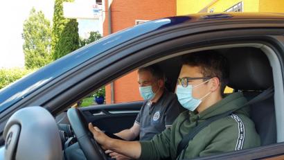 Bild: ck
Peter Treitz und sein Fahrschüler Felix müssen während der Fahrstunde Mund-und Nasenschutz tragen. Für Brillenträger kann es bei großer Hitze unangenehm werden, wenn die Gläser beschlagen.