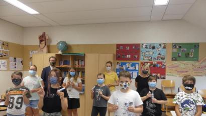 Bild: rn
Mund- und Zahnhygiene sind an der Markus-Gottwalt-Schule angesagt. Im Bild einige Schüler mit (hinten, von links) Rektor Wolfgang Bodensteiner, Zahnärztin Britta Gebel und Lehrerin Susanne Preißinger beim "Zahnunterricht".