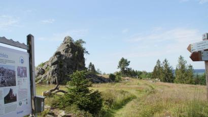 Bild: mmj
Von Wanderern und Spaziergänger ein beliebtes Gelände: Der Hochfels am Stadlerner Ortsrand. Pflegemaßnahmen werden über den "Naturpark Oberpfälzer Wald" veranlasst.