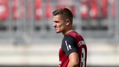 Bild: Daniel Karmann/dpa
So frustriert standen Nikola Dovedan und seine Kollegen in dieser Saison öfter in der Gegend herum. Am letzten Spieltag schaffte der 1. FC Nürnberg den Klassenerhalt in der 2. Bundesliga. Gut ist damit aber noch lange nichts.