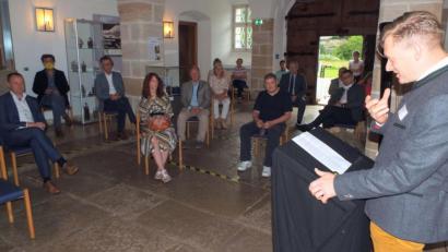 Bild: e
Museumsleiter Martin Schreiner bei der Eröffnung der Ausstellung "Sand" im Kulturschloss Theuern.
