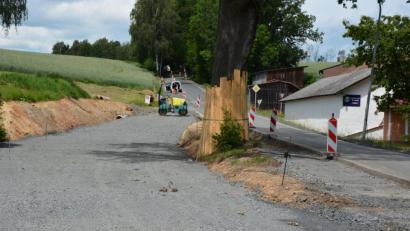 Bild: jr
Diese mächtige Eiche bildet das Zentrum eines Fahrbahnteilers, der den fließenden Verkehr auf der Ortsdurchfahrt von Maiersreuth beruhigen soll. Bis zum Herbst sollen die Arbeiten beendet sein.