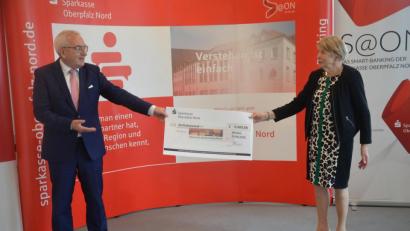 Bild: Kunz
Ludwig Zitzmann überreicht an Renate Freuding-Spintler einen symbolischen Scheck.