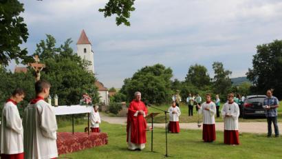 Bild: bph
Die Pfarrei Nabburg feiert die Perschener Kirwa mit einem Festgottesdienst auf der "grünen Wiese", musikalisch gestaltet von einer Bläsergruppe der Jugendblaskapelle. Pfarrer Lorenz forderte die Teilnehmer auf, den Glauben weiter zu geben, ihn zu verkünden wie es die beiden Kirchenpatrone Peter und Paul vorgelebt haben.