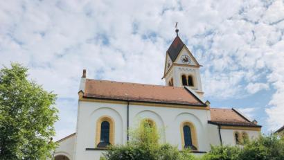 Bild: ga
Sie thront seit 100 Jahren über dem Auerbachtal: die Pfarrkirche St. Nikolaus, die am 8. Juli den hundertsten Weihetag begehen kann.