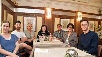 Bild: Andreas Royer
Für sie sollen sich die Übernachtungszahlen auch noch in den kommenden Jahren positiv entwickeln: Christine Lotter (Zum Bartl), Nicolas Luber, Birgit Luber (Zum Wulfen), Hermine Sperber (Brauereigasthof Sperber), Achim und Renate Kiel (Bayerischer Hof) sowie Michael Sperber (Brauereigasthof Sperber).