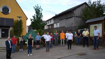 Bild: gi
Vorsitzender Jonas Rom (Siebter von links) und zweite Vorsitzende Katharina Bayer (Vierte von links) leiten die KLJB Tröbes. Pfarrer Josef Most (links), dritter Bürgermeister Helmut Meindl (Zweiter von rechts) und Kirchenpfleger Bernhard Rom (rechts) gratulieren.