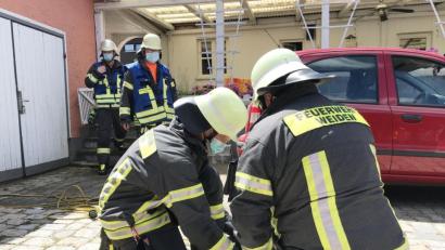 Bild: Gabi Schönberger
Die Feuerwehr hat den Brand eines Wäschekorbs schnell im Griff.