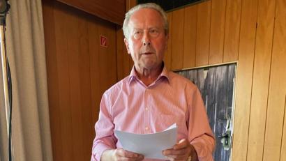 Bild: Eichl
Der Senioren- und Behindertenbeauftragte Erich Schieder appelliert vor dem Marktgemeinderat, die Sicherheit an der stark befahrenen Durchfahrtsstraße zu erhöhen.