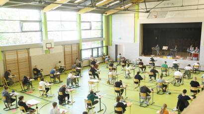 Bild: Gabi Schönberger
Abstand halten sind sie mittlerweile gewohnt: Für die 10. Klassen der Lobkowitz-Realschule starteten am Mittwoch die Abschlussprüfungen unter Corona-Bedingungen.