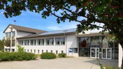 Repro: tat
Heute steht den Schnaittenbachern an der Amberger Straße ein modernes, lichtdurchflutetes Schulhaus zur Verfügung. Vor 50 Jahren wurde der Grundbau feierlich eingeweiht und über die Jahre modernisiert.
