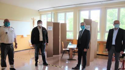 Bild: stg
Die BRK-Vertreter Christian Stahl (l.) und Holger Schedl (2.v.l.) informierten Landrat Roland Grillmeier (2.v.r.) und Bürgermeister Roman Schäffler über die Antikörper-Teststrecke im ehemaligen Waldecker Schulhaus.