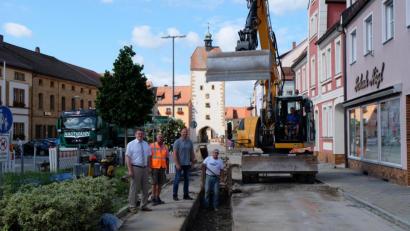 Bild: Stefanie Gradl
Bürgermeister Hans-Martin Schertl begutachtet zusammen mit Polier Reiner Neumann und Bauamtsleiter Stefan Ertl (von links) die Baustelle auf dem Vilsecker Marktplatz.