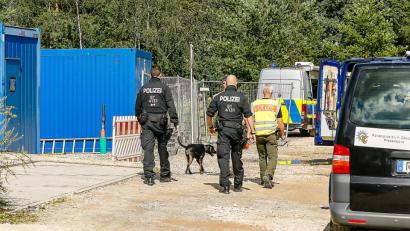 Bild:  Hösamer
Bereits am Montag versuchten Hunde, auf dem Grundstück in Büchelkühn die Spur des Verdächtigen aufzunehmen. Ohne Erfolg: Der mutmaßliche Doppelmörder ist weiter auf der Flucht.