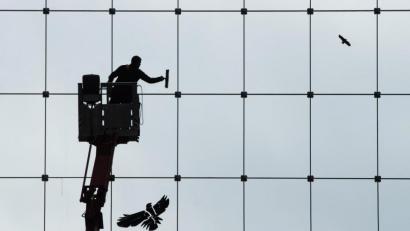 Symbolbild: Sebastian Kahnert/dpa
Die Erhöhung des Mindestlohns trifft viele Branchen: Hier putzt ein Gebäudereiniger eine gläserne Fassade.