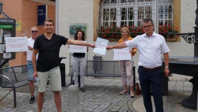 Bild: weu
Jonas Rösch (links) übergab zusammen mit seinen Mitstreitern (hinten, von links) Alois Ebenschwanger, Ursula Zimmermann, und Simone Krämer die Liste der Unterstützer an Bürgermeister Martin Birner. Sie baten um eine Öffnung des Neunburger Freibades.