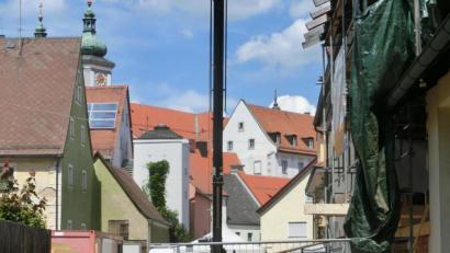 Bild: kgg
Bei der Sanierung des Anwesens Mühlbachgasse 9 laufen derzeit die Zimmerer- und Holzarbeiten.