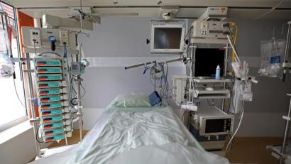 Bild: Bernd Wüstneck/dpa
Ein Straubinger beschreibt in einem Tagebuch seinen Corona-Krankheitsverlauf. Er musste stationär behandelt werden und bekam zusätzlichen Sauerstoff mit einem Schlauch verabreicht. Im Bild ein Intensivbett der Klinik in Rostock.