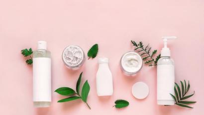 Bild: adobe.stock
Naturkosmetik besticht nicht nur durch transparente Inhaltsstoffe, sondern auch durch neue Trends.
