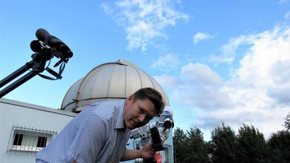 Bild: ubb
Sternwarteleiter Peter Postler hat zum Test für den Neustart in der Sternwarte mit dem Linsenteleskop den Mond im Visier (oben zwischen den Wolken Bildmitte). Natürlich könne dieser bei nächtlicher Dunkelheit noch weit besser betrachtet werden, verspricht er für Freitag. Immer vorausgesetzt natürlich, es ist klarer Himmel.