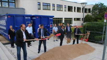 Bild: sne
Die Bauarbeiten laufen bereits. Nun holen Landrat Andreas Meier, Bürgermeister Edgar Knobloch, Architekt Reinhold Krausch und Sachgebietsleiter Hubert Schmid von der Regierung der Oberpfalz (vorne, von links) den offiziellen Spatenstich zur Sanierung der Stadthalle nach.
