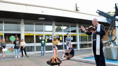 Bild: ads
Im kleinen Kreis eines Jugendgottesdienstes mit den KJGlern von St. Michael segnete Pfarrer Alois Berzl das kleine Johannisfeuer in der Feuerschale.