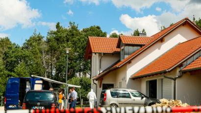 Bild: Hösamer
In diesem Einfamilienhaus in Büchelkühn (Stadt Schwandorf) hat die zwei Tote gefunden. Die Ermittler gehen von einer Gewalttat aus.