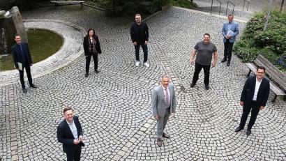 Bild: Landratsamt Tirschenreuth/exb
Trotz Corona-Krise blickt man optimistisch in die Zukunft (von links): Oberregierungsrat Markus Zapf, Landtagsabgeordneter Tobias Reiß, Regierungsdirektorin Regina Kestel, Wirtschaftsförderer Volker Höcht, Landrat Roland Grillmeier, Sachgebietsleiter Wirtschaftsförderung Florian Rüth, Landrats-Büroleiter Walter Brucker und Europaabgeordneter Christian Doleschal.