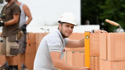 Bild: Tobias Hase/dpa
Maßarbeit: das Handwerk läuft auch in Coronazeiten einigermaßen gut. Dabei hilft auch die Kurzarbeit.