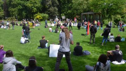 Bild: Kunz
200 Menschen versammeln sich am Donnerstag im Max-Reger-Park, um gegen Rassismus zu demonstrieren.