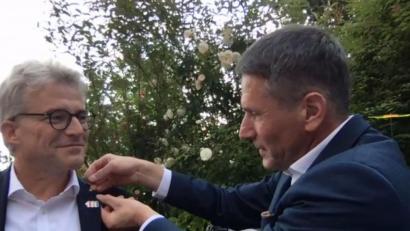Bild: Tobias Riedl/exb
Der scheidende Präsident Jens Trögner (rechts) steckt seinem Nachfolger Klaus Horn (links) die Präsidentennadel des Rotary Clubs Amberg an.