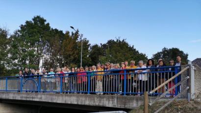 Bild: Stadt Tirschenreuth/exb
Die Stadtteilspaziergänge (Bild von einer Veranstaltung im vergangenen Jahr) von „Leben plus“ sind der Renner. 2019 nahmen rund 300 Personen an den acht Angeboten teil. Zum Ausflug gehört hinterher immer die Einkehr in einer Gaststätte. Damit fördert das Angebot auch die sozialen Kontakte.