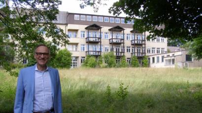 Bild: pz
Bürgermeister Bernd Sommer ist glücklich über die Nachricht, dass der Haushaltsausschuss 16,55 Millionen Euro für das neue Landesamt in Waldsassen locker gemacht hat. Im Hintergrund das frühere Seniorenheim St. Maria, an dessen Stelle der Behördenneubau errichtet wird.