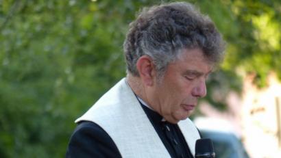 Bild: hme
Pfarrer Ambros Trummer bei einer früheren Maiandacht in Gelpertsricht.