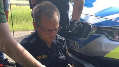 Bild: Polizei Amberg
Braves Hundchen. Mit einem Leckerli lässt sich beinahe jeder Hund einfangen. Da macht auch Gucci keine Ausnahme.