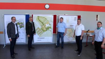 Bild: stg
Überraschten am Mittwochvormittag mit den neuen Planungen für den Neubau der Kemnather Realschule: (v.l.) Bürgermeister Roman Schäffler, Landrat Roland Grillmeier, Kreisbaumeister Klaus Weig, Schulleiter German Helgert sowie dessen Stellvertreter Holger König.