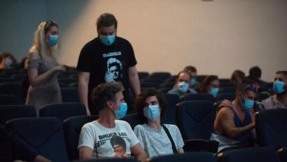 Bild: Jesus Merida/dpa
Zuschauer mit Mundschutzmasken sitzen in einem Kinosaal. Ab 1. Juli sollen Kulturveranstaltungen in Bayern auch ohne Maske möglich sein.
