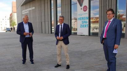 Bild: gib
Neuigkeiten im Bayern-Museum stellten (von rechts) Direktor Richard Loibl, Minister Bernd Sibler und Ex-Eishockeyspieler Alois Schloder vor.