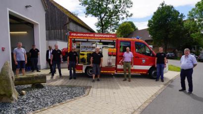 Bild: fvo
Die Feuerwehr Bernrieth nimmt am Gerätehaus in Oberbernrieth ihr neues Fahrzeug in Empfang.