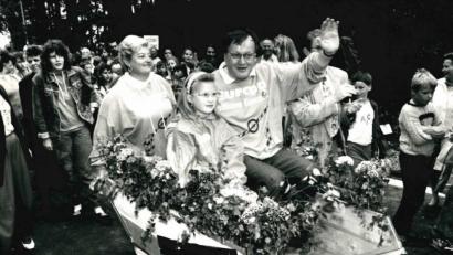 Bild: NT/AZ-Archiv
Am 1. Juli 1990 löst die Mähringer Wirtin Maria Wiesner ihre Wettschuld ein und fährt den Bundestagsabgeordneten Ludwig Stiegler im Schubkarren über die Grenze. Der SPD-Politiker hatte Jahre vorher als Jungspund beim Ortsverein seine Vision von offenen Grenzen dargelegt, was in Mähring eher auf Skepsis stieß.