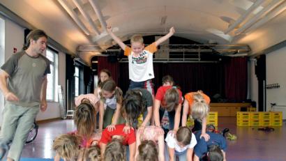 Archivbild: Petra Hartl
Der Zirkus-Kurs im JUZ hat im Ferienprogramm Tradition, wie diese Aufnahme aus dem Jahr 2006 beweist.