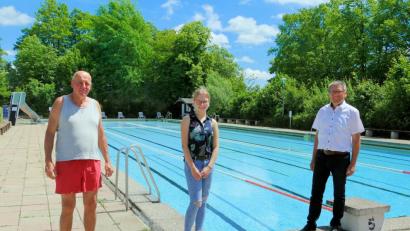Bild: bsc
Kurz vor der Eröffnung stattete Bürgermeister Oskar Schuster (rechts) dem Freibad einen Besuch ab. Bademeister Walter Etterer und Leonie Kaßeckert (von links), die ehrenamtlich im Freibadkiosk die erste Schicht übernommen hatte, wünschte er viel Erfolg.