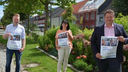 Bild: jr
Jugendbeauftragter Christoph Hampel, Gabi Bleistein von der Stadtverwaltung und Bürgermeister Stefan Grillmeier (von links) stellten am Dienstagvormittag das Ferienprogramm der Stadt Mitterteich vor. Wegen der Corona-Pandemie gibt es heuer deutlich weniger Veranstaltungen als sonst üblich.