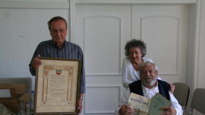 Bild: fpoz
Die Ehrenbürger-Urkunde und weitere Dokumente des Waldershofer Ehrenbürgers Friedrich Kuttner überreichte dessen Sohn Ernst Kuttner (rechts) an Stadtarchivar Josef Zöllner (links); mit im Bild Ernst Kuttners Ehefrau Edith.